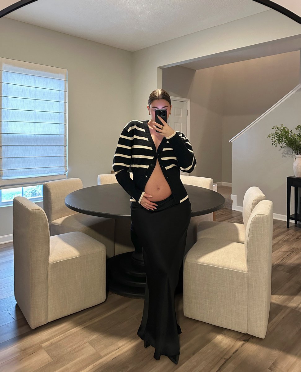 vampofficial_'s tweet photo. Add a pop of pattern to your look with the Striped V Neck Knit Cardigan– styled with the Classic Satin Maxi Skirt for a chic everyday outfit 🍨 Get the look online and in store 11-7 daily!

Shop Here: https://t.co/TScvraTcKj https://t.co/WgokoHjnuM