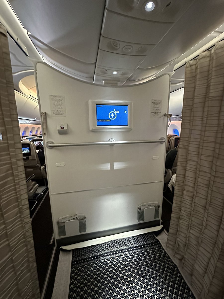 LifeSaudiArabia's tweet photo. Saudi Airlines 🇸🇦 is one of the very few airlines in the world that allows passengers to pray in the air. https://t.co/if2AoEJD0p