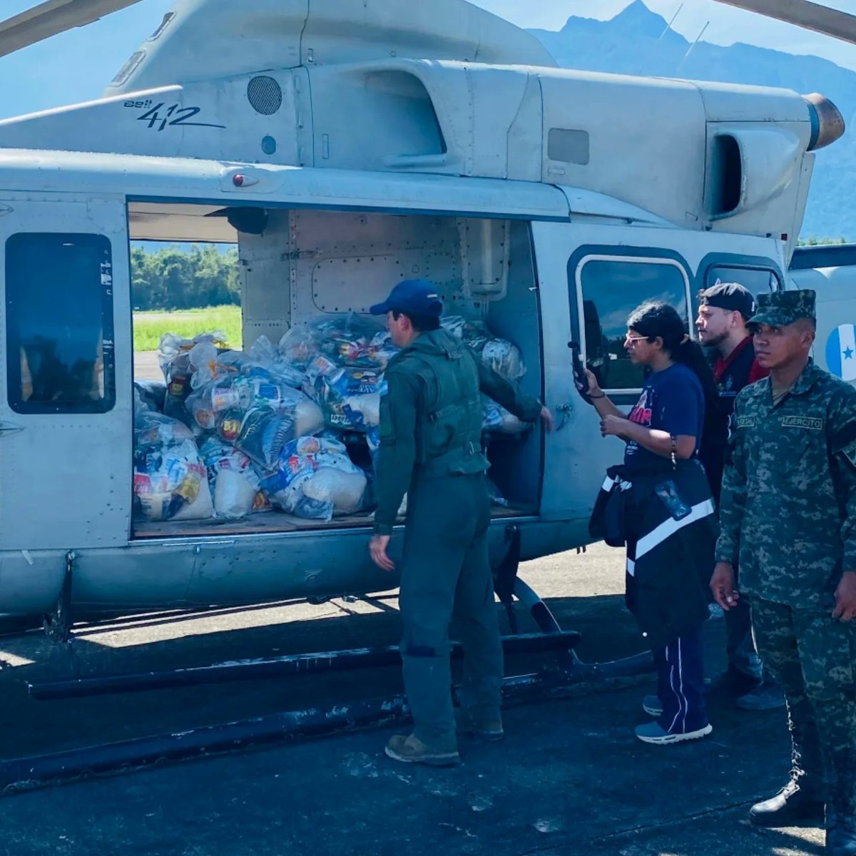 #NoticiasFAH || Tu #FuerzaAéreaHN, en estos momentos, mediante el empleo de dos aeronaves, realizará el traslado de 1,800 raciones, equivalentes a 18,000 libras en suministros para los sectores más afectados de la zona norte del país, una vez más tu #FAH al servicio de la