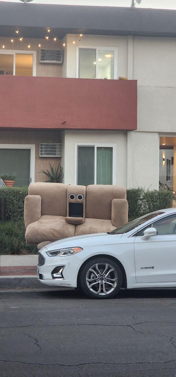 lookslikethings's tweet photo. Someone’s not ready for trash day https://t.co/Dh5pqvyFNq