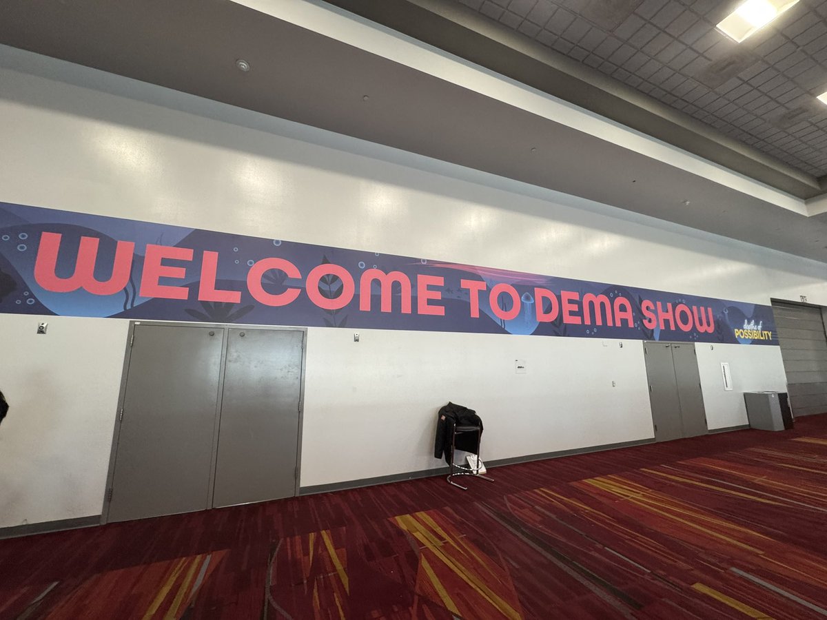 clothasub's tweet photo. Hoy se arma el booth y se trabaja hasta tarde… #DEMAShow #LasVegas #SNSI https://t.co/URONWByjPN