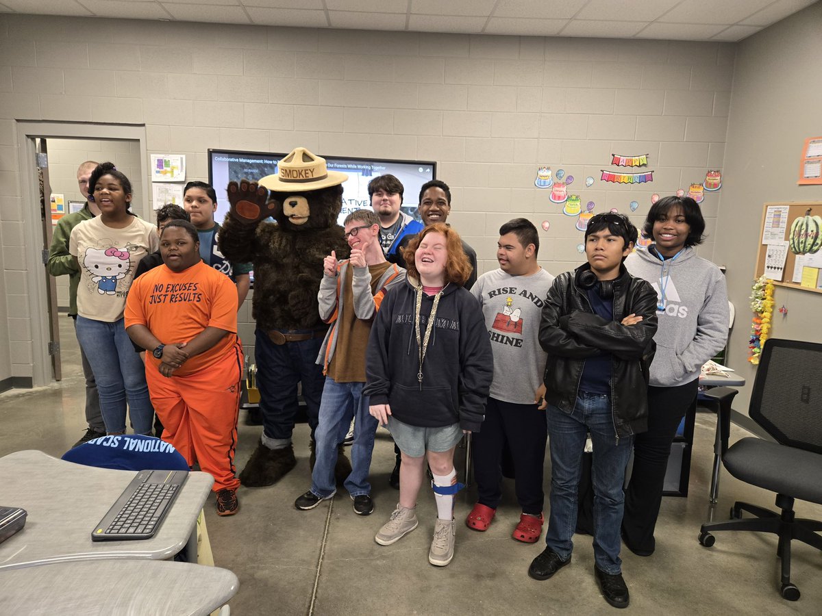 Smokey Bear visited Mrs. Quinn’s and Robert’s classes last week to explain forest fire prevention. Mrs. Petty was an amazing guest reader. 🐻 🔥
