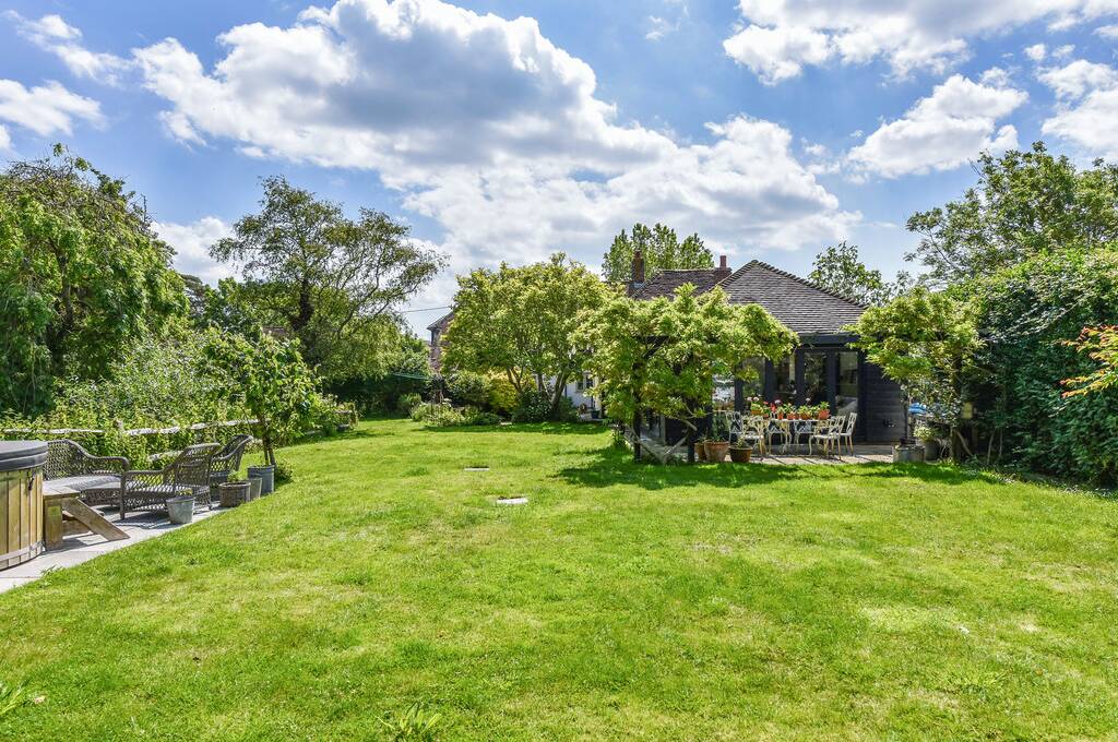TodAnsteeProp's tweet photo. This beautiful 4-bedroom #GradeIIlisted country #property with the benefit of 1.6 acres of garden &amp; grounds, located on a private semi-rural lane just south of the popular village of #Birdham, is on the market. ⭐️⁠ #propertyforsale #ukproperty #todanstee https://t.co/rOCJYswNjs https://t.co/6FHRC9eSRV