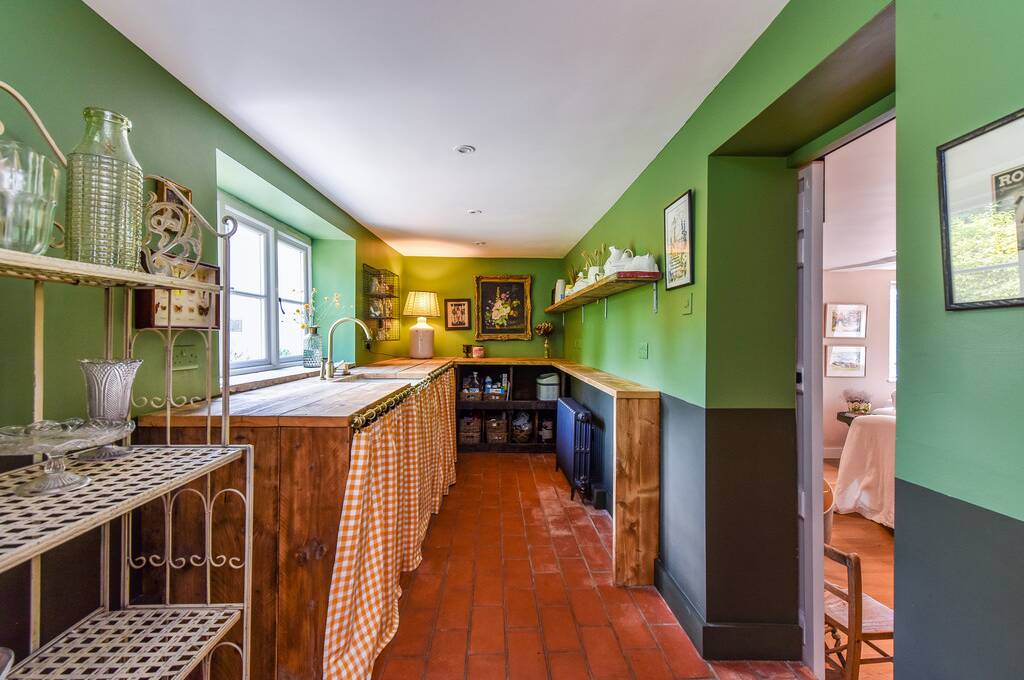 This beautiful 4-bedroom #GradeIIlisted country #property with the benefit of 1.6 acres of garden &amp; grounds, located on a private semi-rural lane just south of the popular village of #Birdham, is on the market. ⭐️⁠ #propertyforsale #ukproperty #todanstee todanstee.com/cgi-bin/proper…