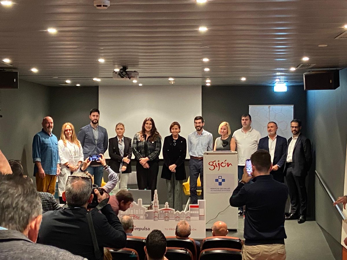 CAHU3Oriente's tweet photo. 🎉🏆 ¡Celebramos a los ganadores de la 34ª edición de los Premios de Investigación e Innovación del Área V!
✨ Medicina:
1️⃣ Luis Ángel Suárez y equipo por su estudio sobre predicción de riesgos en cirugía vascular.
🎖️ Accésit: Ángeles Pérez y equipo por avances en el tratamiento de Helicobacter pylori.

✨ Enfermería:
1️⃣ Tatiana Arboleya y equipo por su estudio sobre autoestima en psicosis crónica.
🎖️ Accésit: Silvia Díaz y equipo por su investigación sobre género, adicción y comorbilidad.

✨ Gestión:
1️⃣ Germán Román y equipo por mejoras en oxígeno para zonas críticas.
🎖️ Accésit: Mª Victoria Castaño y equipo por gestión en facturación a terceros.

✨ Innovación:
1️⃣ Juan José Fernández y equipo por estudio sobre aripiprazol y paliperidona en esquizofrenia grave.

👏 ¡Gracias a todos por impulsar la excelencia en la salud! Más info aquí 👉 https://t.co/DJPRlUwNMs

#InvestigaciónSanitaria #Innovación #OrgulloSanitario