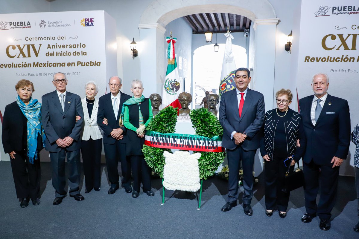 mberacho's tweet photo. Acompañé al Gobernador @SergioSalomonC al LCXIV Aniversario de la Revolución Méxicana en prescencia de la familia Serdán. Iniciemos esta revolución de las conciencias como nos invito nuestro Gobernador. 🇲🇽🇲🇽 https://t.co/29kPyZih6I