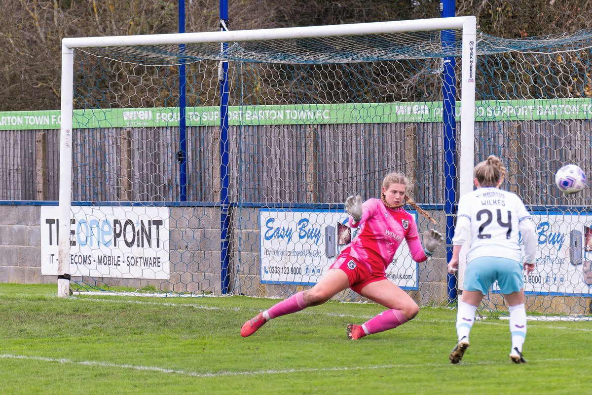Managed to get a decent series of shots showing <a href="/AbiWallace5/">Abi Wallace</a> saving at very close range

"Wallace - in the middle of our goal
  Wallace - in the middle of our goal"

<a href="/HullCityLFC/">Hull City Ladies</a> 
<a href="/Defiancegloves/">JUST DEFIANCE 1 💜💙</a>
#Hearusroar