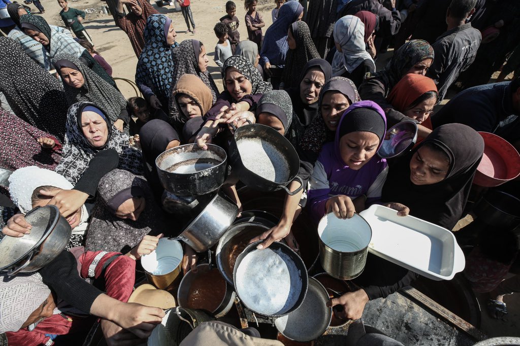 UN:
🗣️97 out of 109 of truckloads humanitarian aid were stolen by thieves protected by Israeli occupation forces in southern #Gaza_Strip!

🗣️Some bakeries were obliged to shut down and the others continued baking with the minimum capacity!

🗣️There is a real food crisis in #Gaza!
