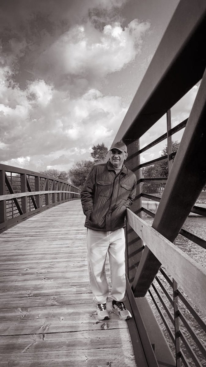 وداع شقيقي جمال: ألم لا يمحوه الزمن

فراق الأخ الشقيق يشبه السهم الذي يخترق القلب ويترك جرحاً عميقاً لا يندمل بسهولة. 
إنها خسارة تجرد الروح من جزء أساسي من وجودها. 
من أقسى اللحظات هي لحظة وداع شقيقي جمال، الشخص الذي كان روح الحياة وأساسها.

حين أتذكرك يا جمال، تعتريني مشاعر