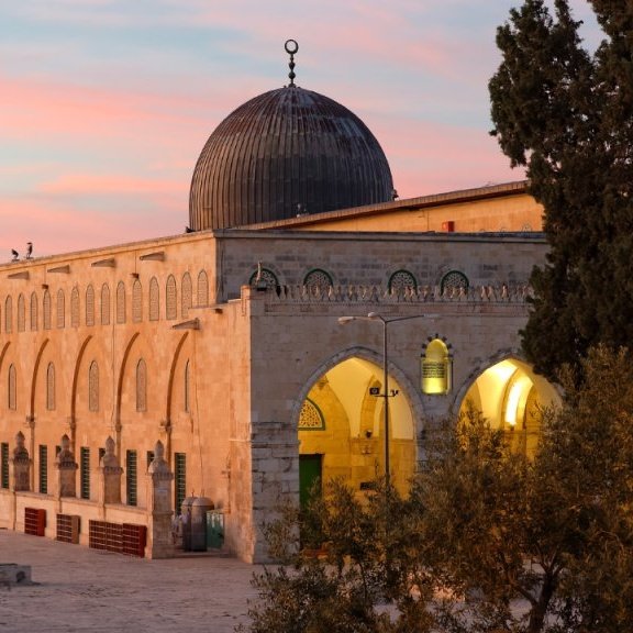 GlobeEyeNews's tweet photo. Donald Trump-appointed U.S. Defense Secretary Pete Hegseth called for a new Jewish temple at the Al-Aqsa Mosque site. https://t.co/3srmKV1POn