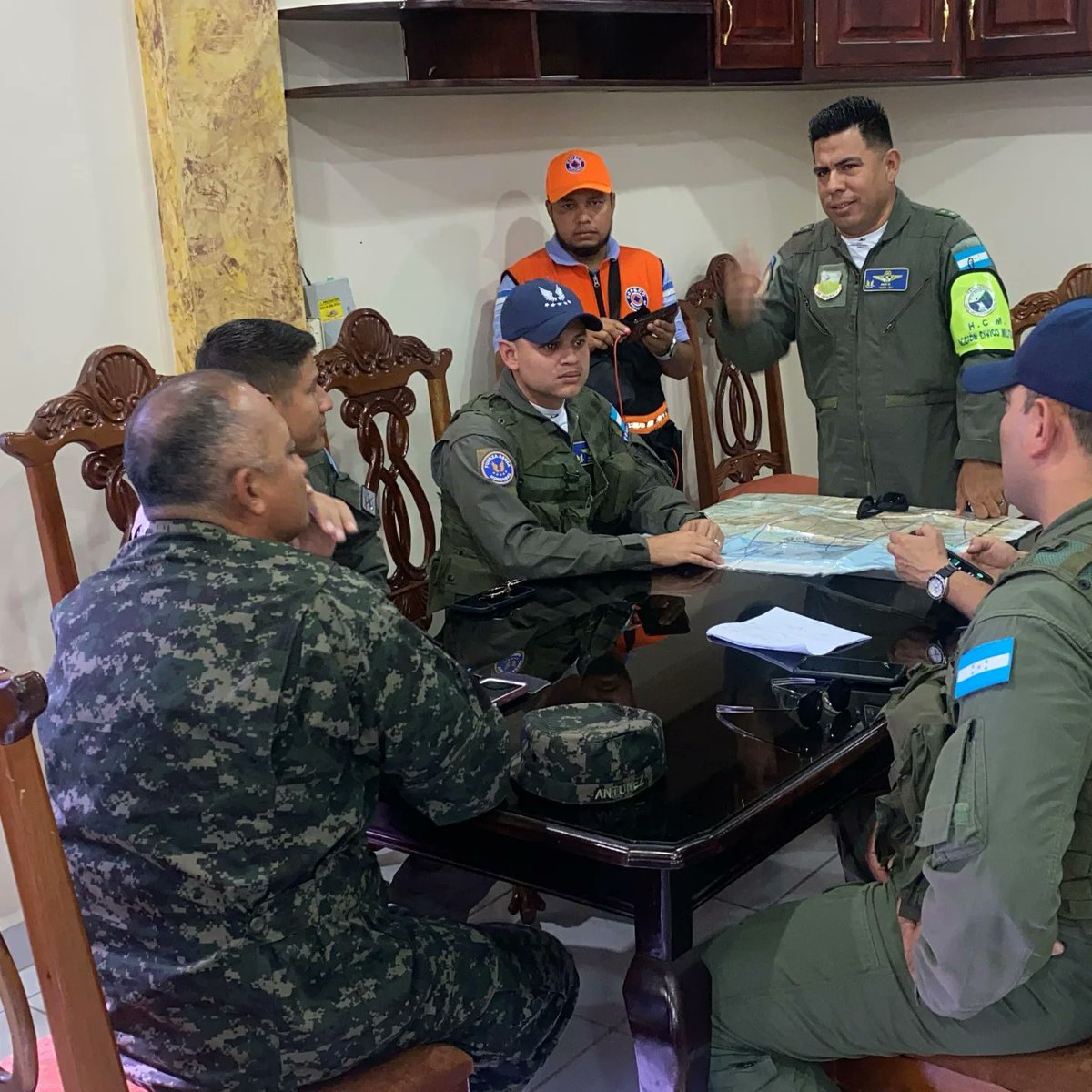 #NoticiasFAH || Las tripulaciones de vuelo de tu #FuerzaAéreaHN, continúan realizando planificaciones constantes con el objetivo de brindar apoyo a la población ante las pérdidas presentadas en los últimos días a consecuencia de la tormenta Sara. ✈️🚁🇭🇳

#FAHcontigo “Las Alas de