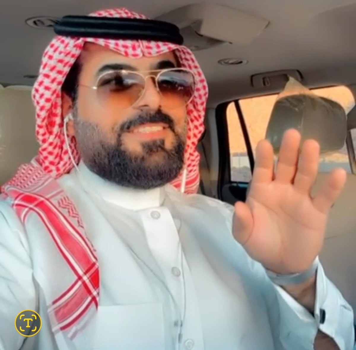 id10155888's tweet photo. " أحدهم يراك هامش
وهناك آخر يراك أُمنية ". https://t.co/W7j3p1c8xH