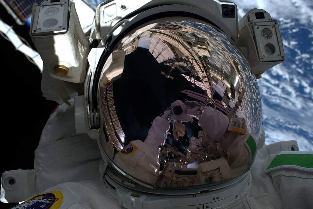 camurriusa's tweet image. #OTD in 2019
18/11/2019
Esattamente 5 anni fa
@astro_luca 
“AMS EVA1: l’intera ISS riflessa nel mio visore, con la Terra ben visibile in secondo piano. Una versione dal vivo del logo della #MissionBeyond.”

Credits: ESA/NASA-L.Parmitano

Pubblicata in:
facebook.com/share/15HNNEid…