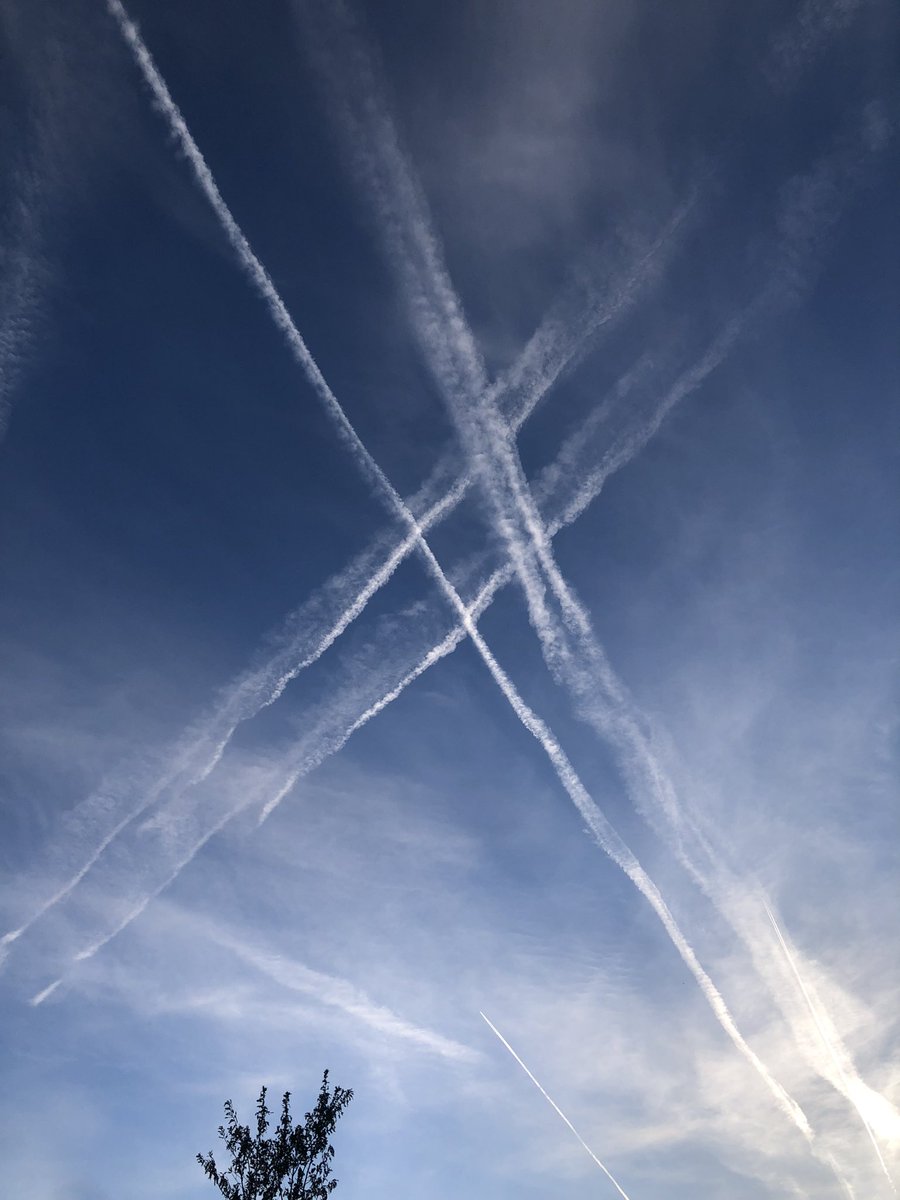 kaya3164761's tweet photo. @Chemtrail101 #Geoengineeing #Chemtrails #poison https://t.co/Qq9ebX7OgK