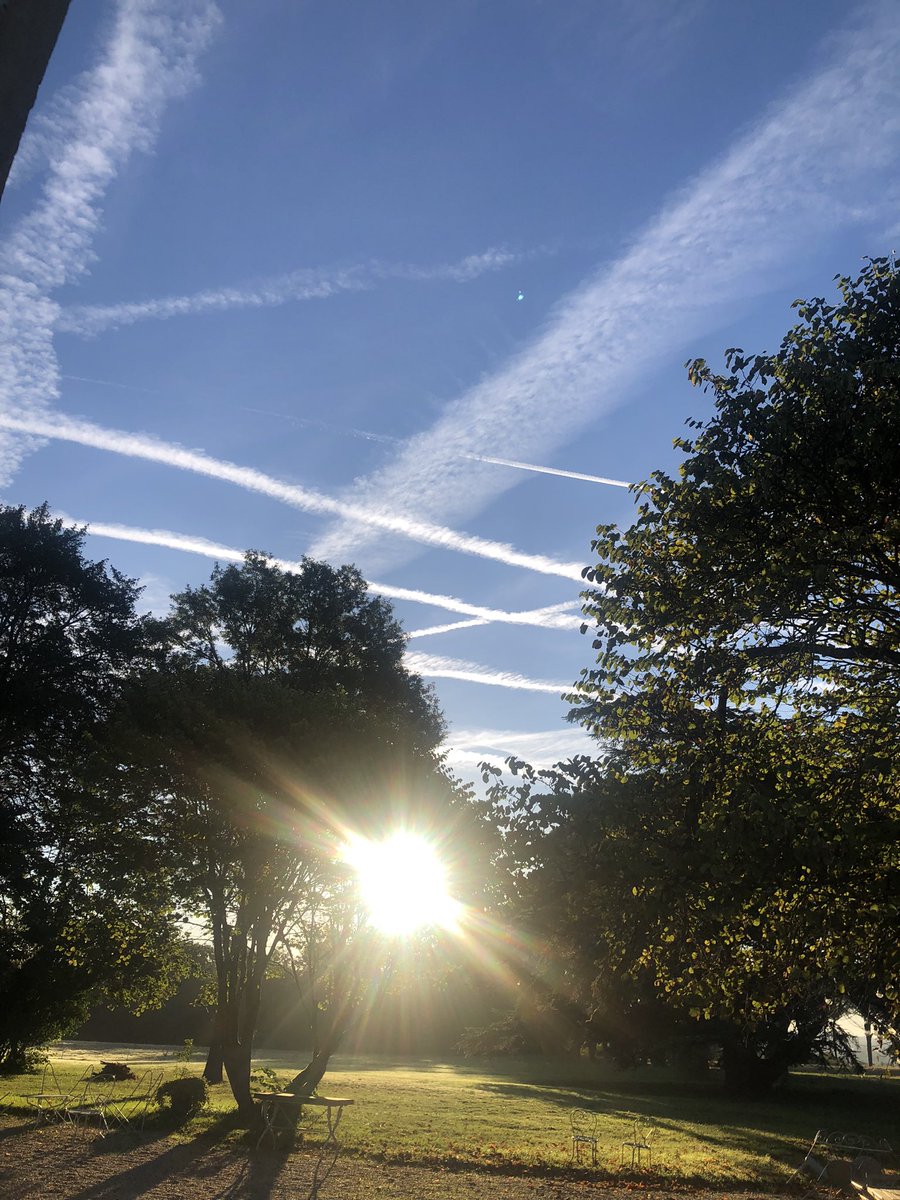 kaya3164761's tweet photo. @Chemtrail101 #Geoengineeing #Chemtrails #poison https://t.co/Qq9ebX7OgK