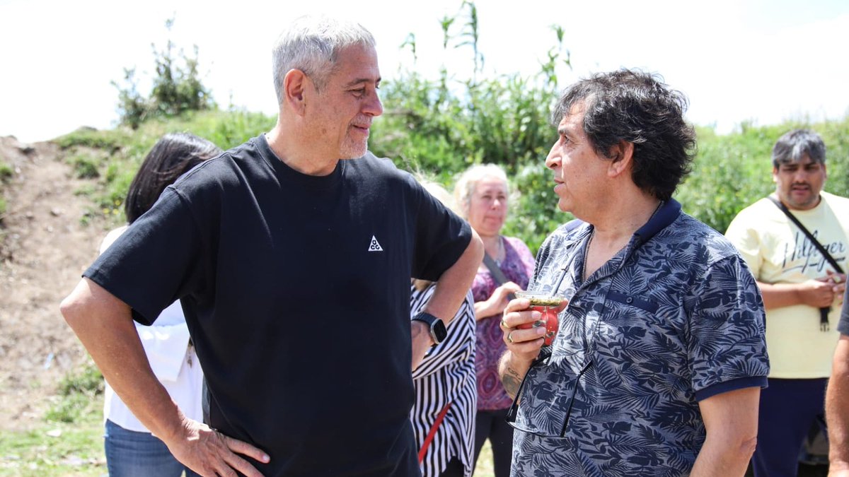 jorgeferraresi's tweet photo. Recorrimos el Barrio La Matera de Quilmes

Junto a @BurtoliAriel y Marcelo Agüero charlamos con vecinos y vecinas sobre la actualidad del barrio. 

Nos contaron la realidad que viven y cuáles son hoy sus principales preocupaciones. https://t.co/RVciQBx4VY