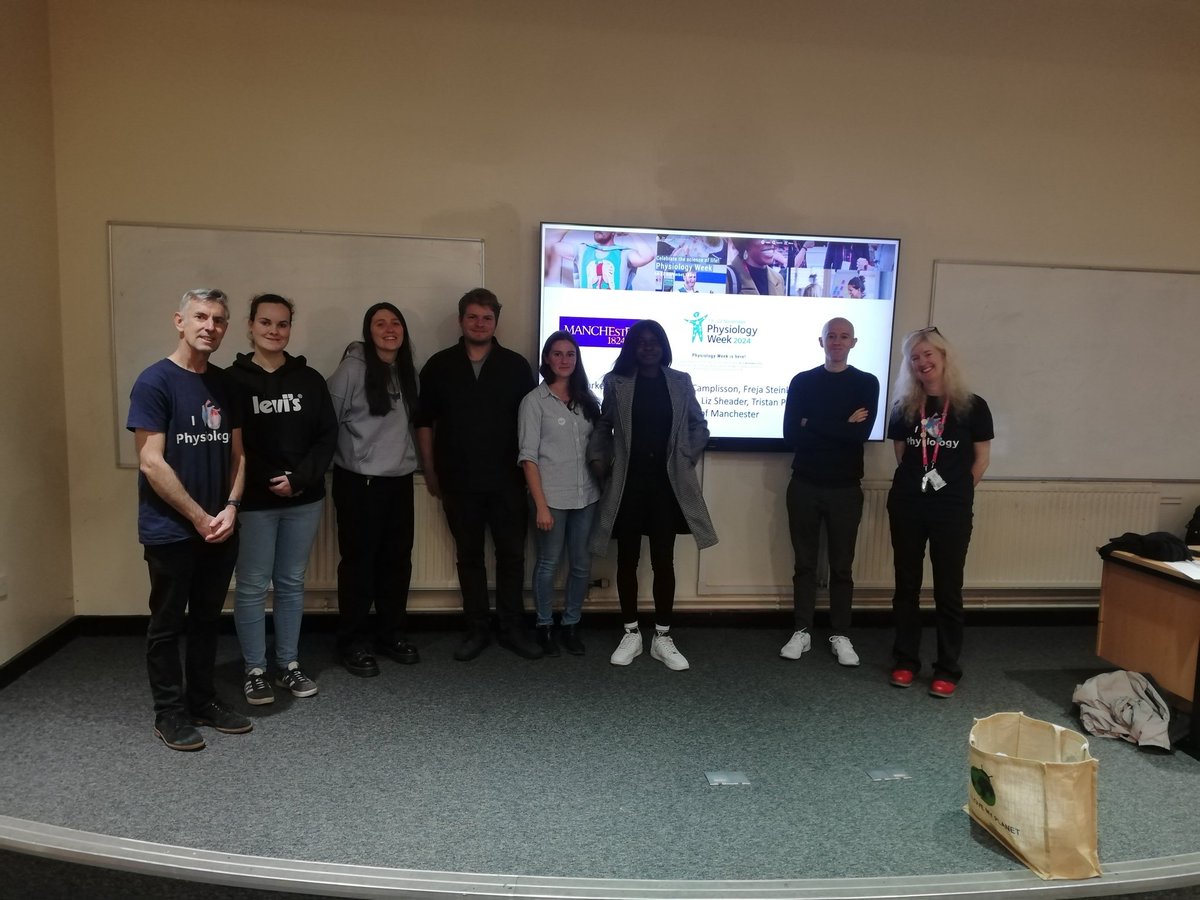 Tris115's tweet image. Enjoyable afternoon talking physiology with students @xaveriansfc for #PhysiologyWeek @ThePhySoc