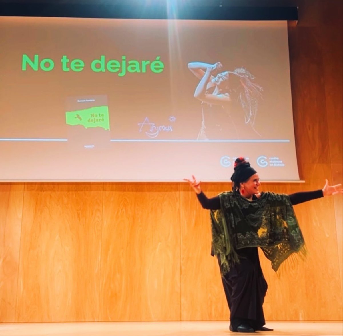 ARYMUX's tweet photo. “No te dejaré” es el título del libro de poesía escrito por Gonzalo Sanabria y es también el título del recital poético musical con Signodanza que compartimos en el @BEC_Bilbao. Pero también, y,sobre todo, es lo que una y otra vez repiten las personas voluntarias en su día a día. https://t.co/uIs884d2uz
