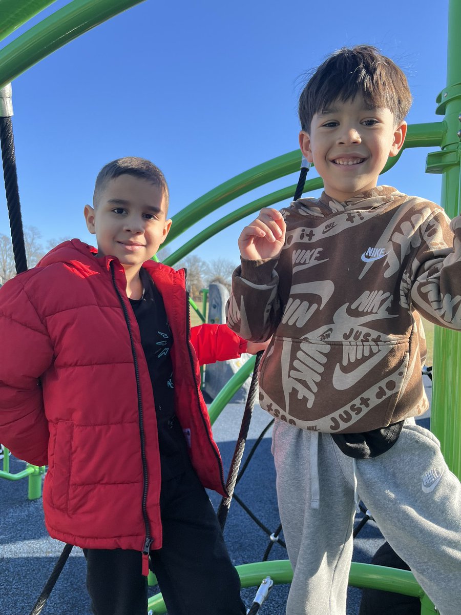 It was a beautiful day to celebrate our November paw goal by having extra recess with our buddies! <a href="/SindicicJamie/">Mrs. Coakley</a> <a href="/SEM_Dalers/">SEM Dalers</a>