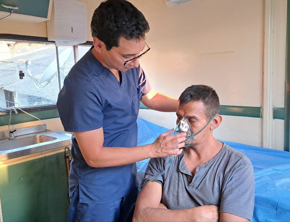Salud_Loja's tweet photo. #UniendoEsfuerzos | Jorge Erazo, comunero de San Pedro de #Vilcabamba, recibe atención en la unidad móvil de @Salud_Ec, dónde le realizan nebulización y control de saturación. https://t.co/Ju5FQZEerJ