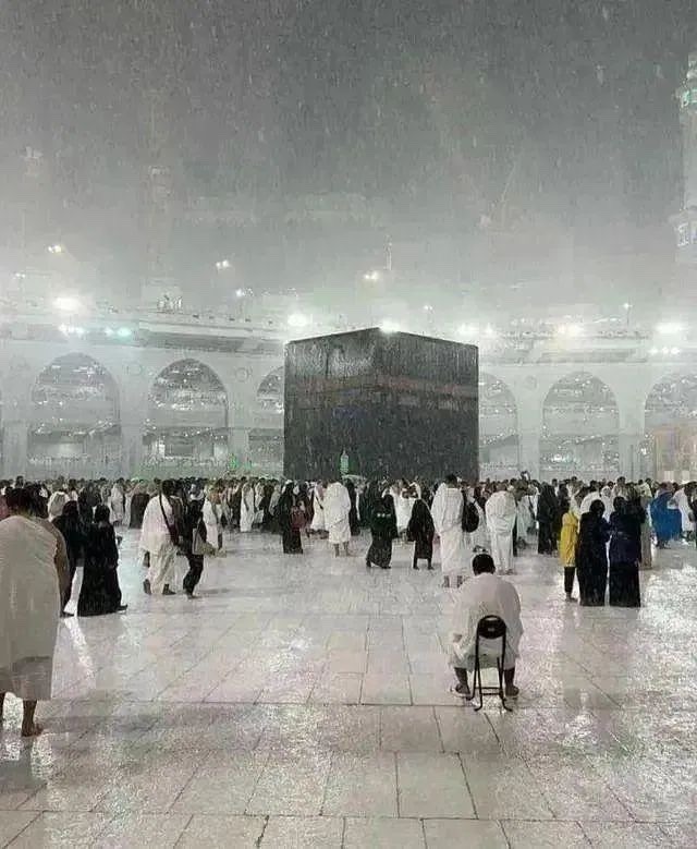 Rain on Kaaba, Saudi Arabia 🇸🇦