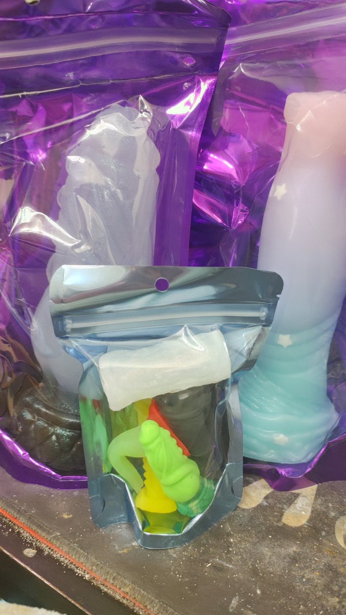 My <a href="/LootCaveToys/">Loot Cave Toys</a> order arrived and came with an entire bag of minis??? Which I didn't expect and it includes almost every model they make. It is missing Syrrhin but included what looks like an unreleased pen model? 🤔

The listing for mini tools says they come with every order