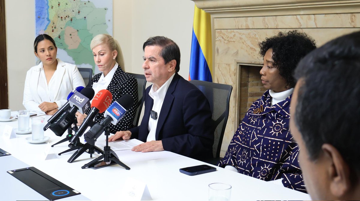 MinInterior's tweet photo. En #Jamundí, a través de nuestro Fondo Nacional de Seguridad y Convivencia Ciudadana (#Fonsecon), se invertirán más de $7.000 millones para instalar:
✅44 cámaras PTZ (Pan-Tilt-Zoom)
✅10 cámaras fijas y
✅6 cámaras de reconocimiento de placas.

¡Mayor seguridad en puntos estratégicos del municipio!