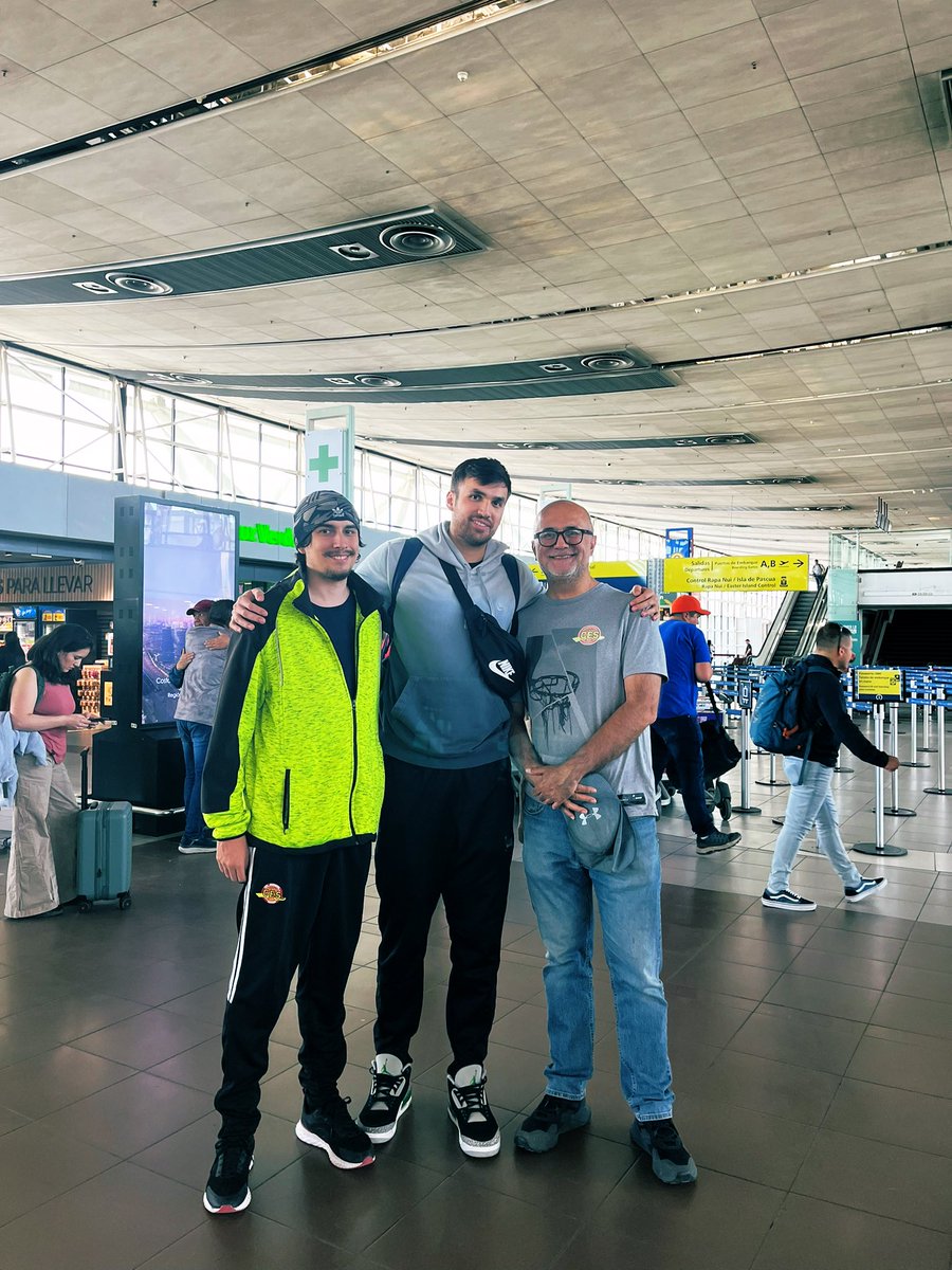 axelpickett's tweet photo. Día en el aeropuerto para almorzar con mis hijos hermosos @AitorPh7, que viene de Alemania a integrarse una vez más a la selección nacional 🏀🇨🇱, y @PickettAP8 que como buen primogénito se sumó. Llenos de amor y buenos recuerdos y anécdotas, especialmente, de @EstudiantesStgo https://t.co/4VxA7HbvcV