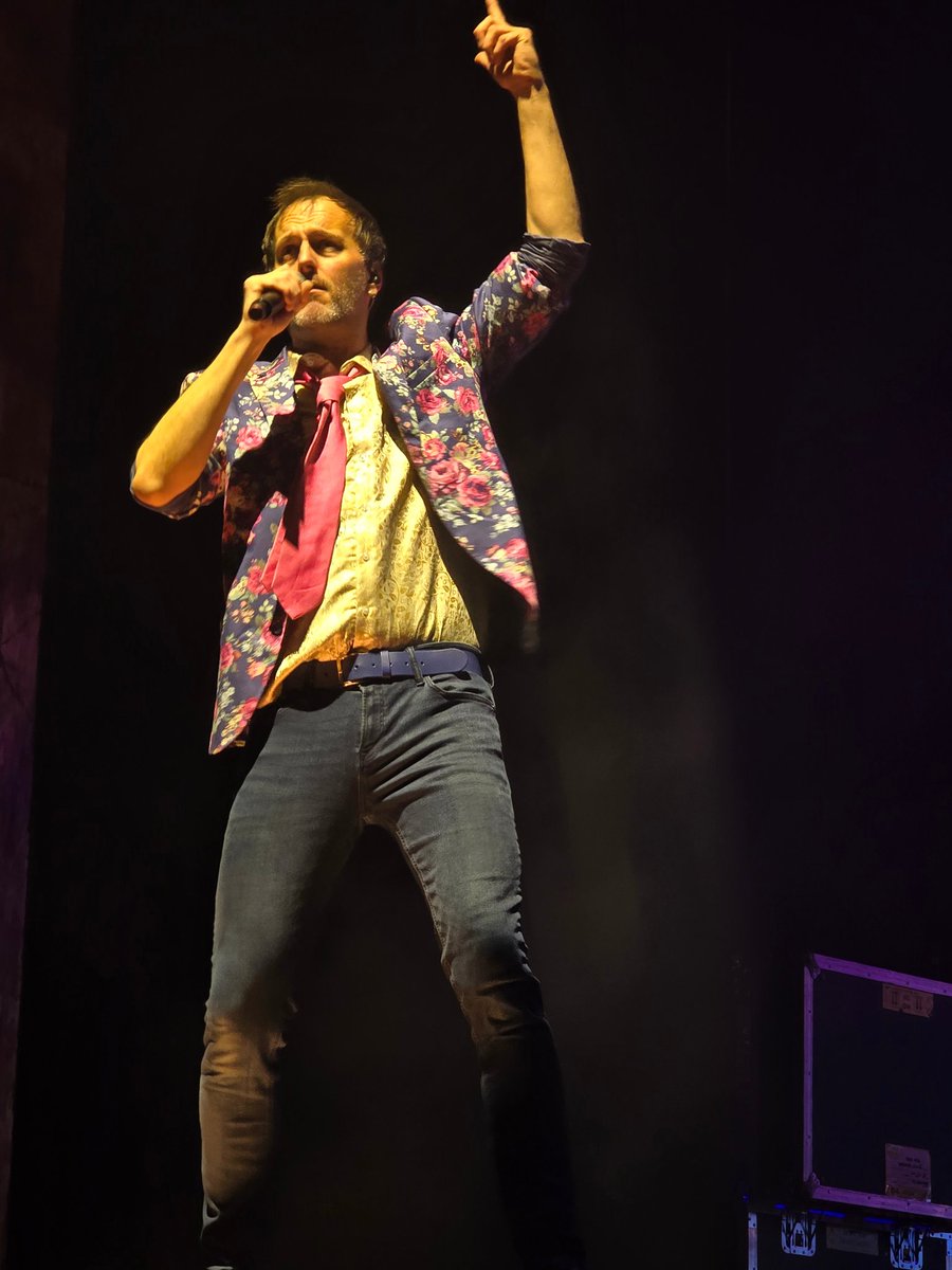 PeterLewis55's tweet photo. @bellowheaduk As always, @bellowheaduk @boden_jon put on a fantastic show. Great to see @LondonPalladium #Bellowhead https://t.co/nG1Ufrb9FH