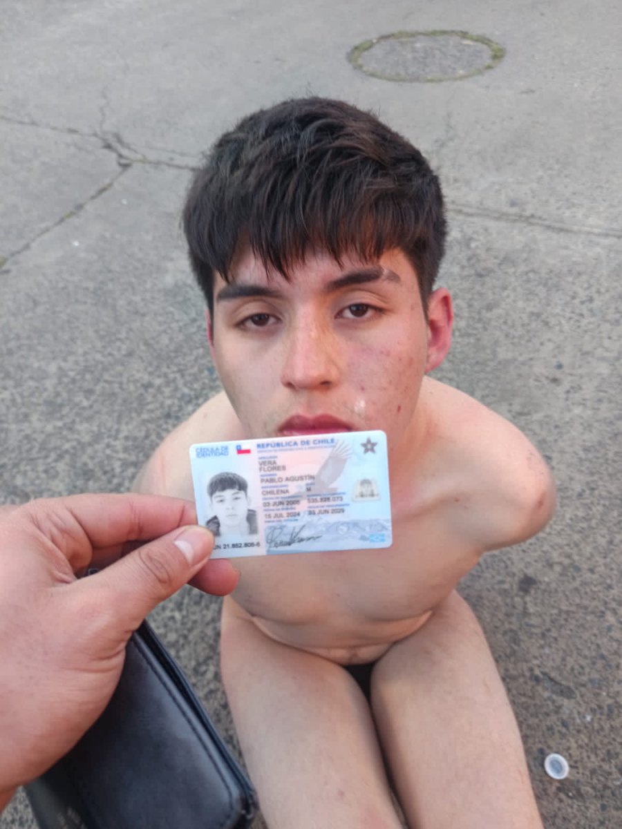 AlbertJulian13's tweet photo. 🚨Delincuente juvenil es capturado por la población cansada de robos a automovilistas en la Serena fue entregado a carabineros luego de 20 chicotasos en las nalgas👍 https://t.co/eGCNGWgXDg