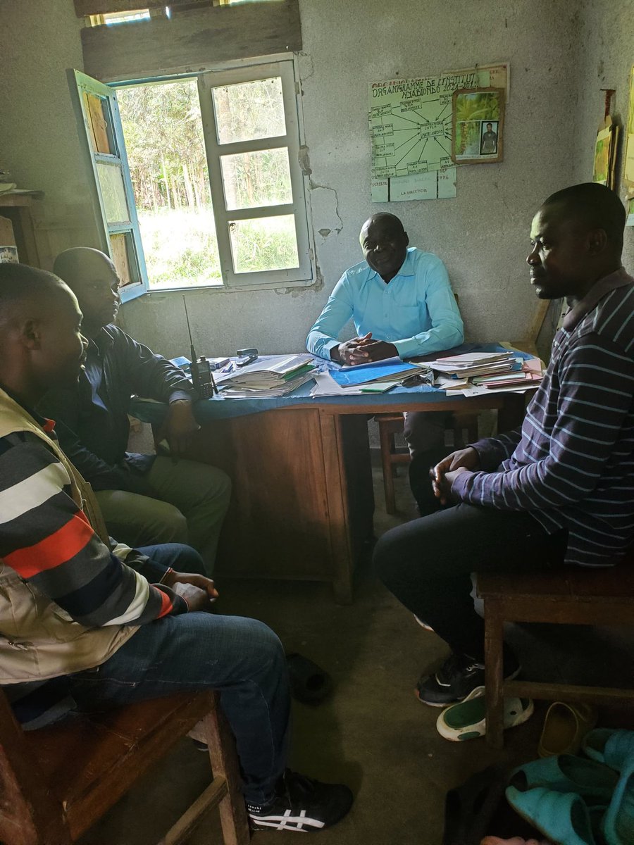 emmanuel_jikaze's tweet photo. Le préfet de l’Institut Nyabyondo, Mahamba Emmanuel, exprime sa fierté à l’égard de son ancien élève Mulindwa Jules, une figure de référence en RDC et au-delà. Grâce à ses enseignements révolutionnaires diffusés à travers son église, Cité de Refuge, incarne un modèle de réussite https://t.co/3OHLnEsNiT