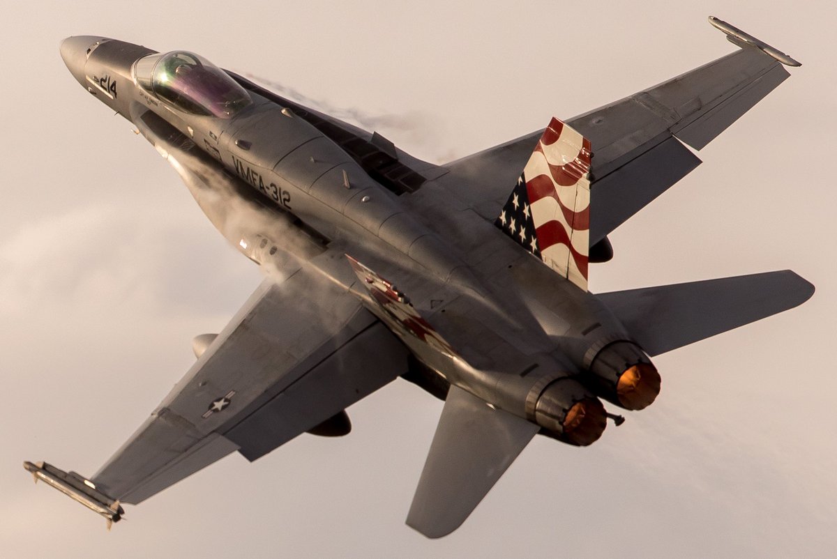 BondsSam's tweet photo. 2024.11.17 岐阜基地
VMFA-312 Checkerboards
F/A-18C DR-214
岩国へと帰投するF/A-18ホーネットの離陸は、ベタ低からの左捻りで会場を沸かせてくれました。
太陽も顔を出し、西陽が演出してくれた事に感謝でした。
#岐阜基地 #岐阜基地航空祭 
#MARINES 
#VMFA312 #Checkerboards
#FA18 #ホーネット https://t.co/DrFhOeSOdQ