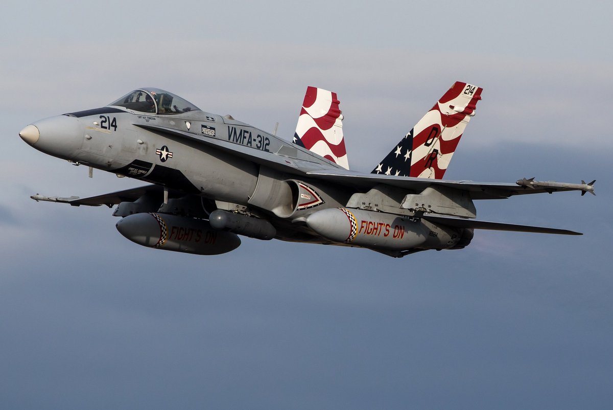 BondsSam's tweet photo. 2024.11.17 岐阜基地
VMFA-312 Checkerboards
F/A-18C DR-214
岩国へと帰投するF/A-18ホーネットの離陸は、ベタ低からの左捻りで会場を沸かせてくれました。
太陽も顔を出し、西陽が演出してくれた事に感謝でした。
#岐阜基地 #岐阜基地航空祭 
#MARINES 
#VMFA312 #Checkerboards
#FA18 #ホーネット https://t.co/DrFhOeSOdQ