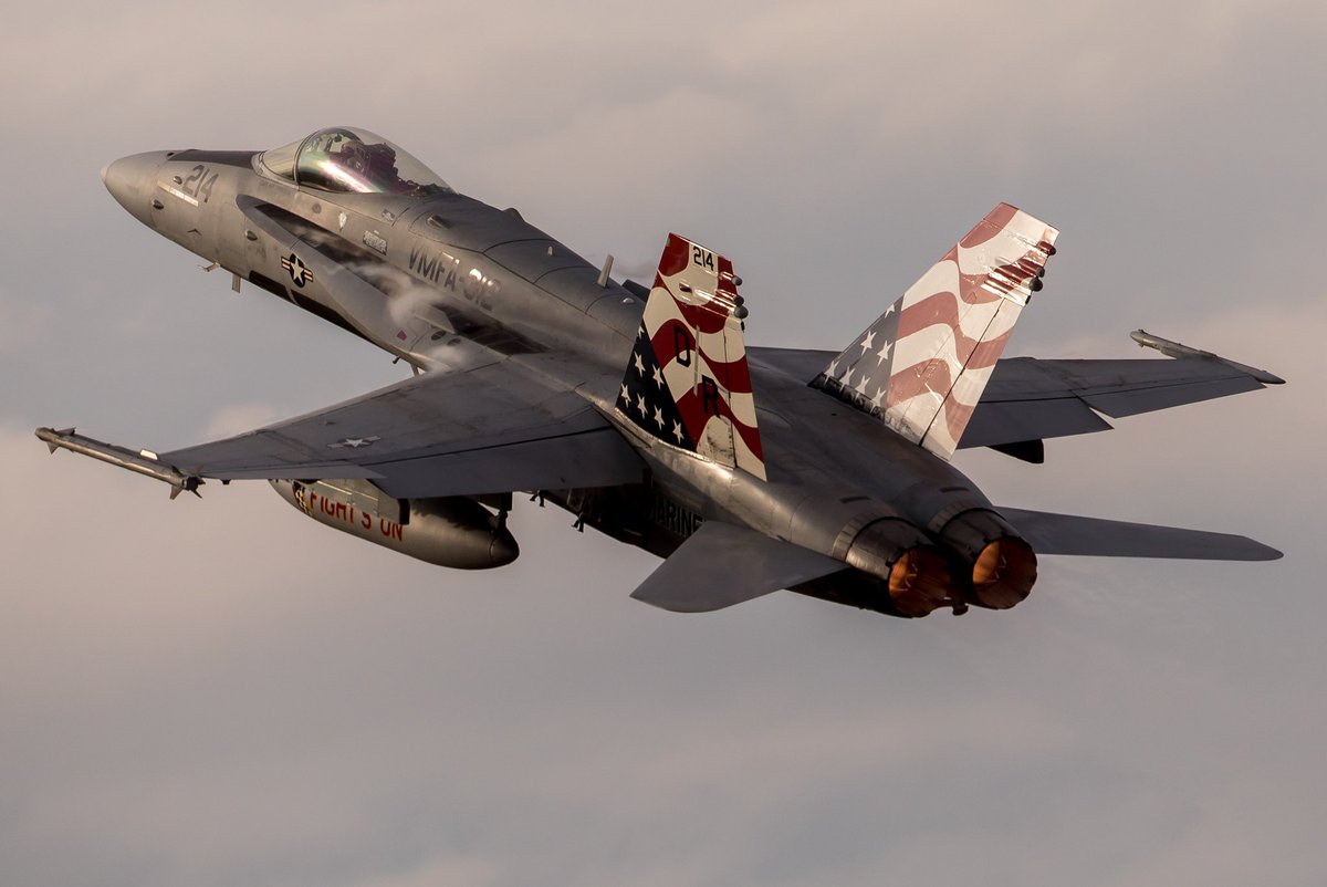 BondsSam's tweet photo. 2024.11.17 岐阜基地
VMFA-312 Checkerboards
F/A-18C DR-214
岩国へと帰投するF/A-18ホーネットの離陸は、ベタ低からの左捻りで会場を沸かせてくれました。
太陽も顔を出し、西陽が演出してくれた事に感謝でした。
#岐阜基地 #岐阜基地航空祭 
#MARINES 
#VMFA312 #Checkerboards
#FA18 #ホーネット https://t.co/DrFhOeSOdQ
