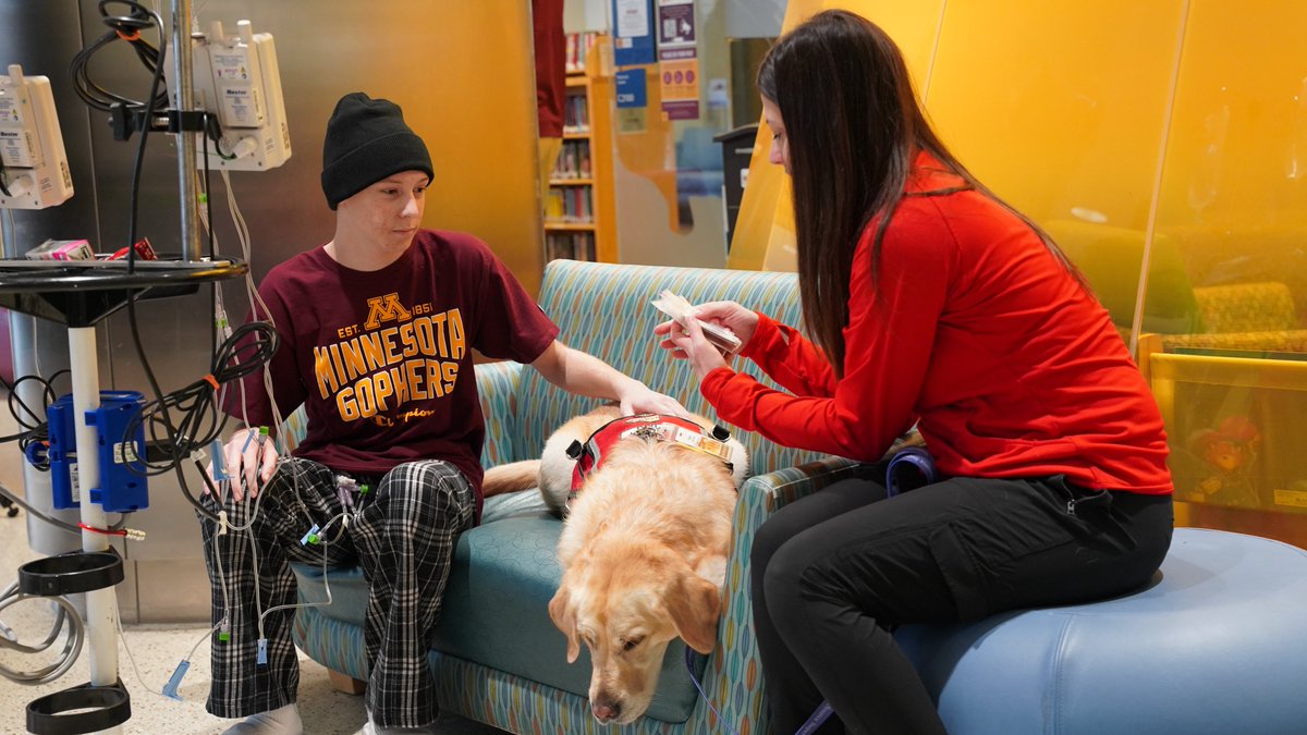 mhfvpediatrics's tweet photo. Today, Koi Perich from @GopherFootball spent time with patients and families at @MHealthFairview  Masonic Children’s Hospital celebrating our hospital’s facility dogs, Fern and Inka! The  event included facility-dog inspired coloring sheets and football-themed goodies!🏈 🐶 https://t.co/y59GrgUSkB