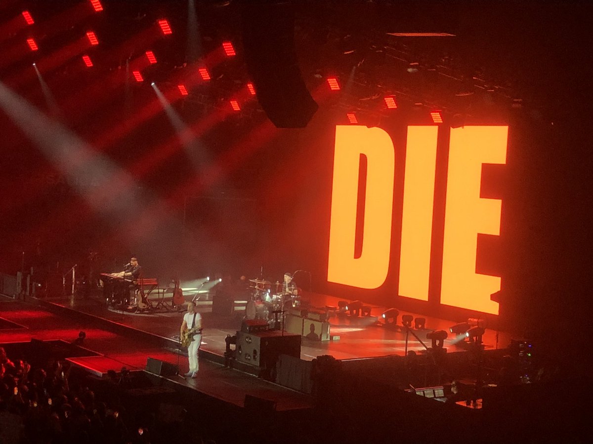 fneirad's tweet photo. Ofrecer el concierto más multitudinario de tu carrera en Madrid (17.000 almas) nada más cumplir 65. Y validar lo de “18 hasta que me muera”
Yo quiero lucir y sentir a la edad de jubilación como BRYAN ADAMS: rock clásico y canónico que no envejece. Mucha gente pasándoselo muy bien https://t.co/O2WgDA33BN