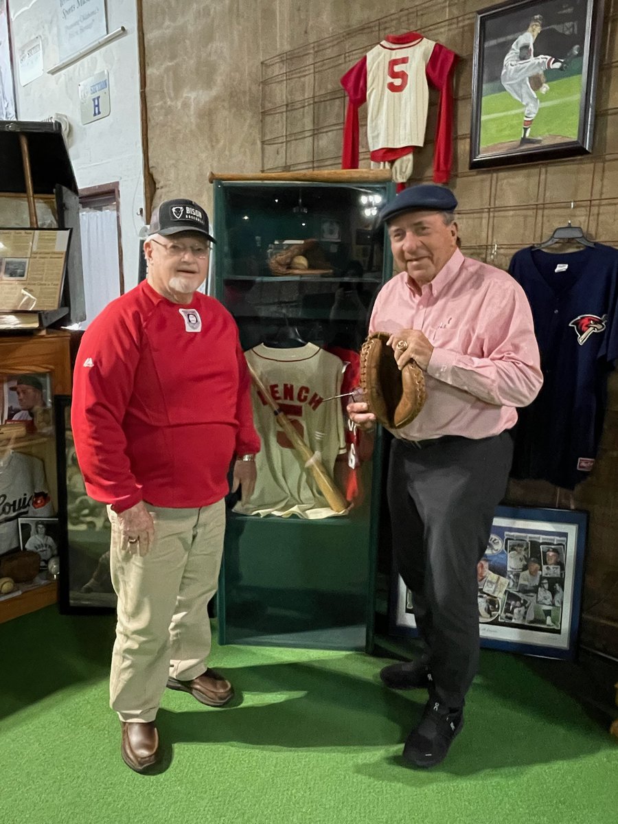 IWasAtTheGame's tweet photo. So look who may show up at the Oklahoma Sports Museum in Guthrie!

Richard Hendrix, museum curator and BINGER #OKPreps and 14-time @MLB All-Star Johnny Bench

@JohnnyBench_5 @OKSportsMuseum https://t.co/wij1XQPGt0