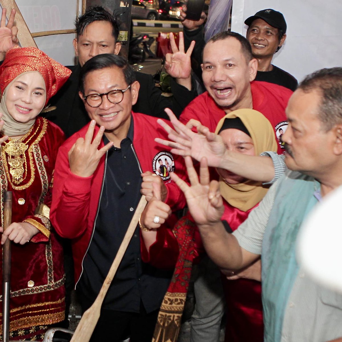 Calon Gubernur Daerah Khusus Jakarta, Pramono Anung menghadiri 
deklarasi relawan Forum Perantau Minang di Pondok Baselo Salemba Lubuak Batuang, Ruko Sentra Salemba Mas, Jakarta Pusat, Senin (18/11).
#jakartamenyala #03jakartamenyala
*
Senin Banteng Wendy GOTY