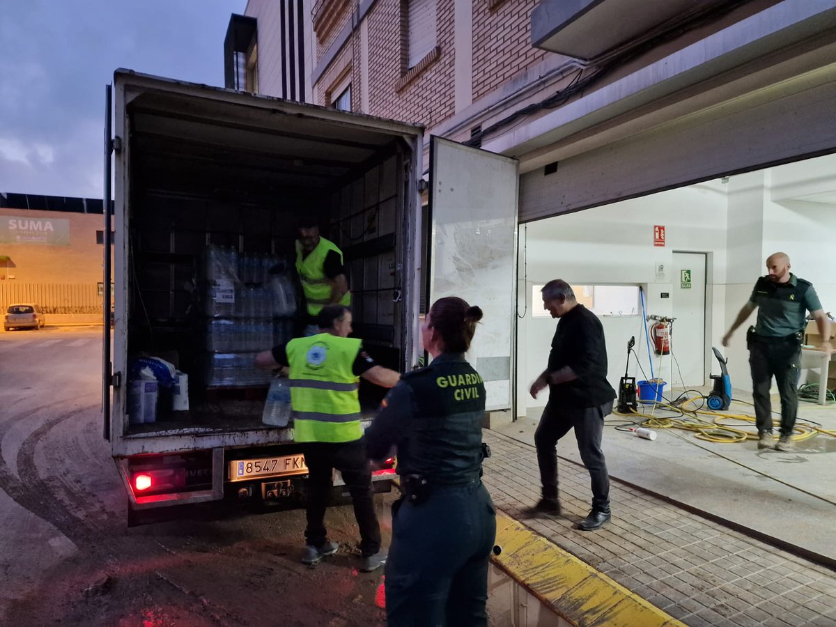 AUGC_Valencia's tweet photo. 🙌🏻Queda mucho por hacer y hoy hemos seguido llevando ayuda a los GCs de Paiporta y Alfafar, con 3 palets cargados de productos de limpieza e higiene personal así como mas de 2000 litros de agua.

🫂Nuestro mayor agradecimiento a Coord. Solidaria Portuarios VLC, Ricardo y Floren. https://t.co/75wyGgox4u