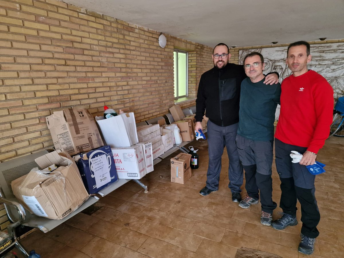 AUGC_Valencia's tweet photo. 🙌🏻Queda mucho por hacer y hoy hemos seguido llevando ayuda a los GCs de Paiporta y Alfafar, con 3 palets cargados de productos de limpieza e higiene personal así como mas de 2000 litros de agua.

🫂Nuestro mayor agradecimiento a Coord. Solidaria Portuarios VLC, Ricardo y Floren. https://t.co/75wyGgox4u