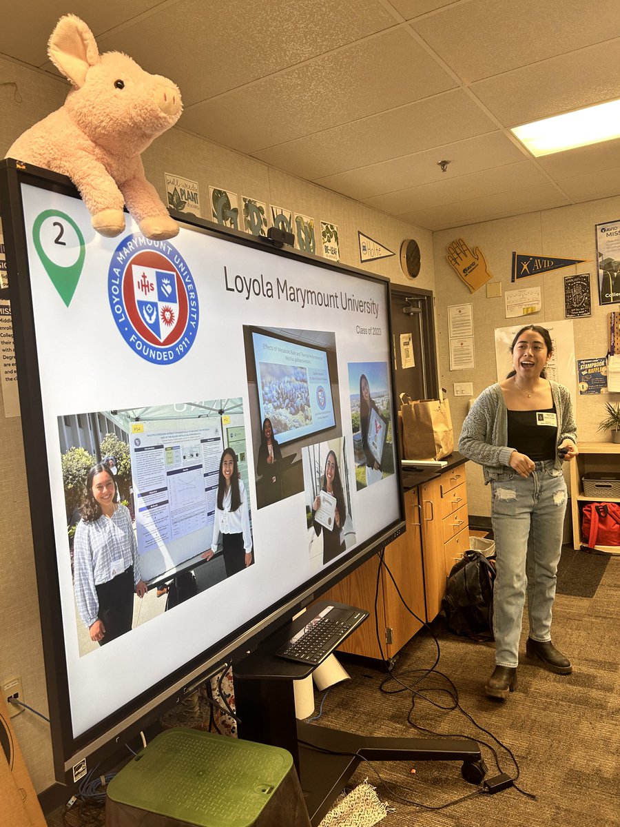 csulb_rds's tweet photo. Alexis and Caribel from the Marine Ecology Lab presented at Middle College High School this morning, discussing their unique pathways into their current research at CSULB. The students got the opportunity to investigate sexual dimorphism in birds and chipmunks! 🐦‍⬛🐿️ https://t.co/D5l7C4JCsp