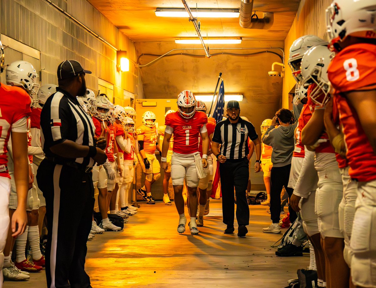 This photo is TUFF!! 📸 <a href="/BradyBowmer/">Brady Bowmer</a> <a href="/bowebentley/">Bowe Bentley</a> <a href="/RecruitCelinaFB/">Celina Bobcat Football Recruiting</a> #TXHSFB #Playoffs