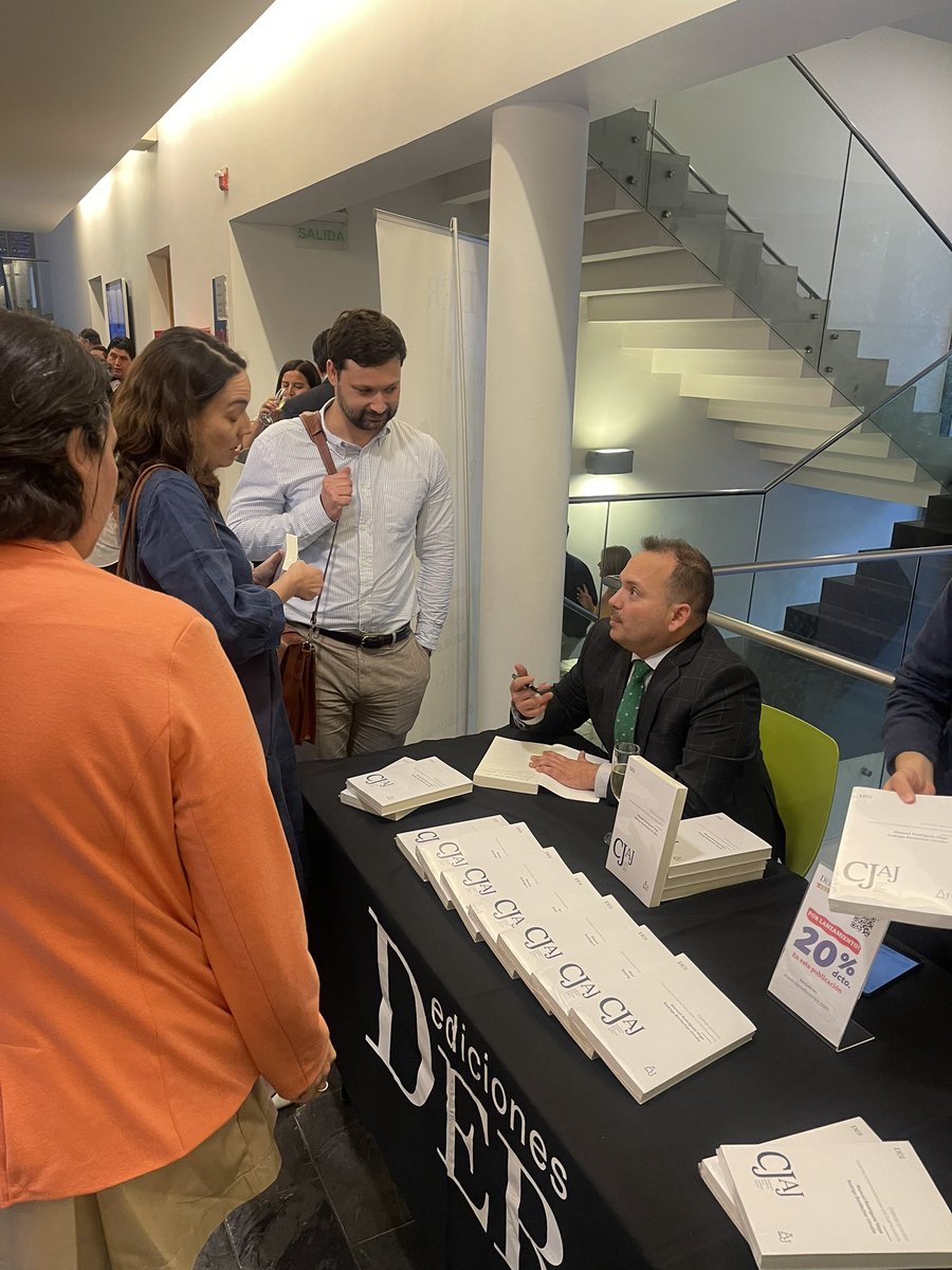 En este lanzamiento los libros van con las firmas de sus autores