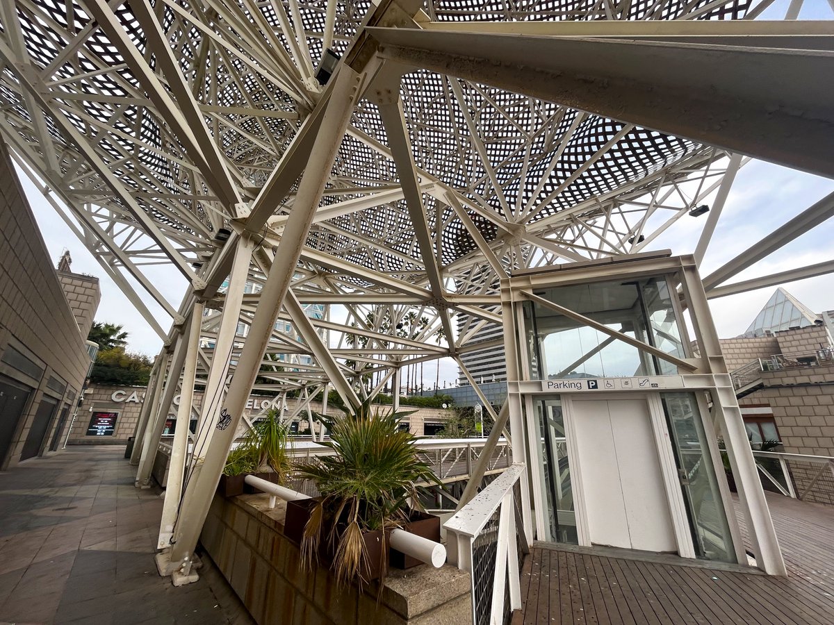 Bcnsingular's tweet image. El complex Marina Village és un espai desastrós heretat de la Barcelona postolímpica que des de fa anys agonitza. Ni per la Copa Amèrica hi ha hagut el més mínim interès a reflotar-lo, i així de trist està. El tancament de la creperia Annaick l&apos;ha acabat de rematar #Barceloneta