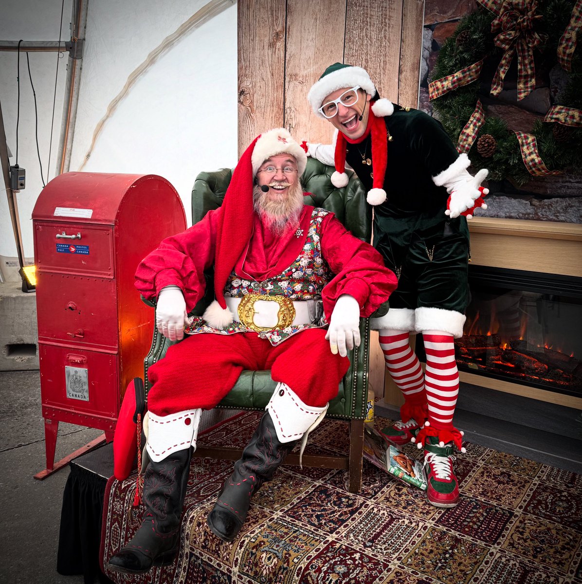 Hanging with the boss! 🎅