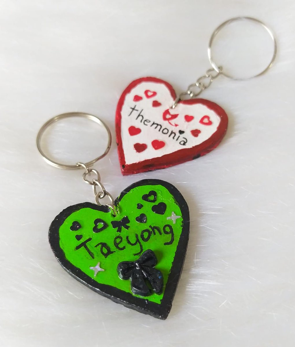 1000_Stars_'s tweet photo. ♡ estou vendendo lindos chaveirinhos decorados, feitos à mão com muito carinho. 
♡ você pode escolher a cor que mais ama e personalizar com o que quiser escrito! 
♡ tudo isso por apenas R$5 + frete de R$10 
♡ que tal garantir o seu e dar um toque especial às suas chaves 💕 https://t.co/e8mpvFWLrH