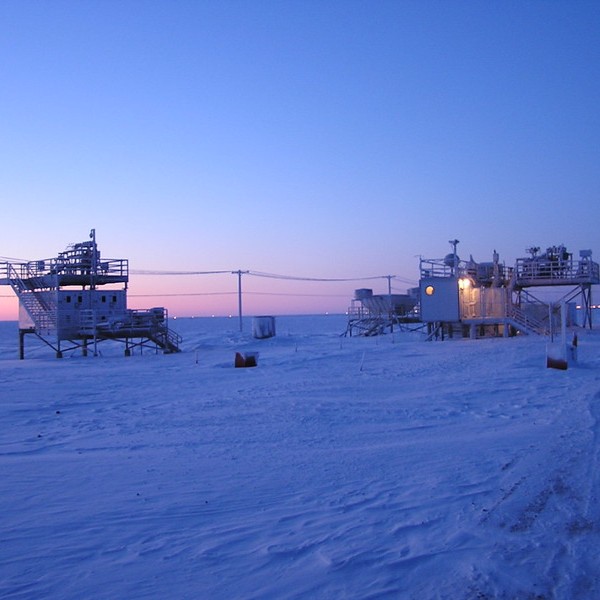 Wh_So_Serious's tweet photo. In Barrow, Alaska (now #Utqiaġvik), the sun will set today and won’t rise again until January 22nd, marking an incredible 64 days of darkness! 🧛♂️
#PolarNight #Alaska #Utqiaġvik #WinterDarkness https://t.co/PghANBYwk4