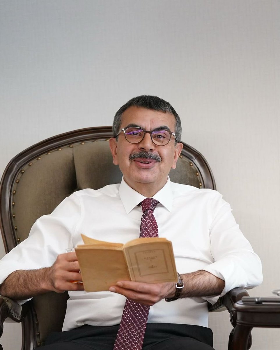 Biz biliyoruz ki #MeseleYusufTekinDeğil 
Mesele milli kimliğimiz, 
Mesele milli maarif modelimizdir.
#YusufTekinYanlızdeğildir