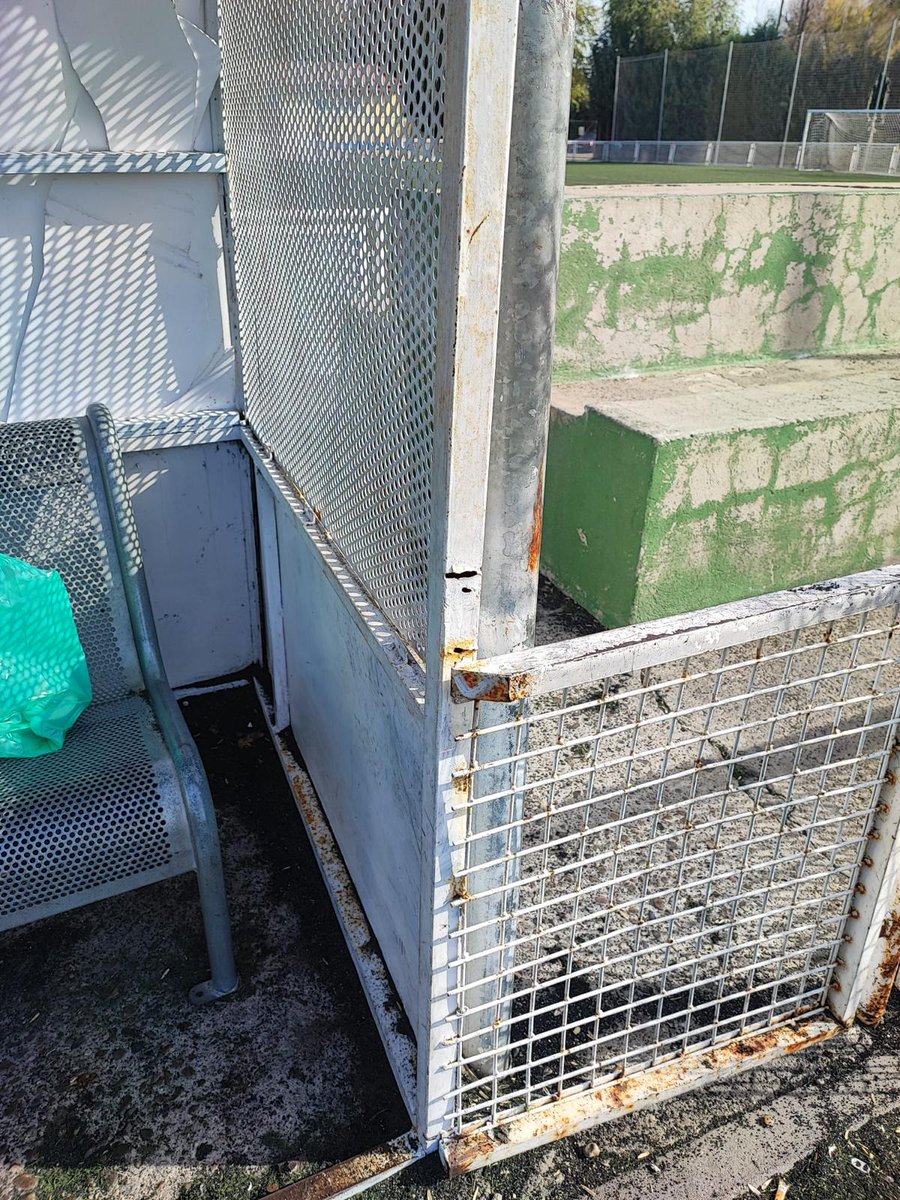 ¿Hasta cuándo?
Es lamentable ver cómo instalaciones deportivas que deberían ser el orgullo de nuestra comunidad terminan clausuradas por su evidente deterioro. Los campos de fútbol, que son punto de encuentro para jóvenes y deportistas, reflejan una situación que no debería pasar