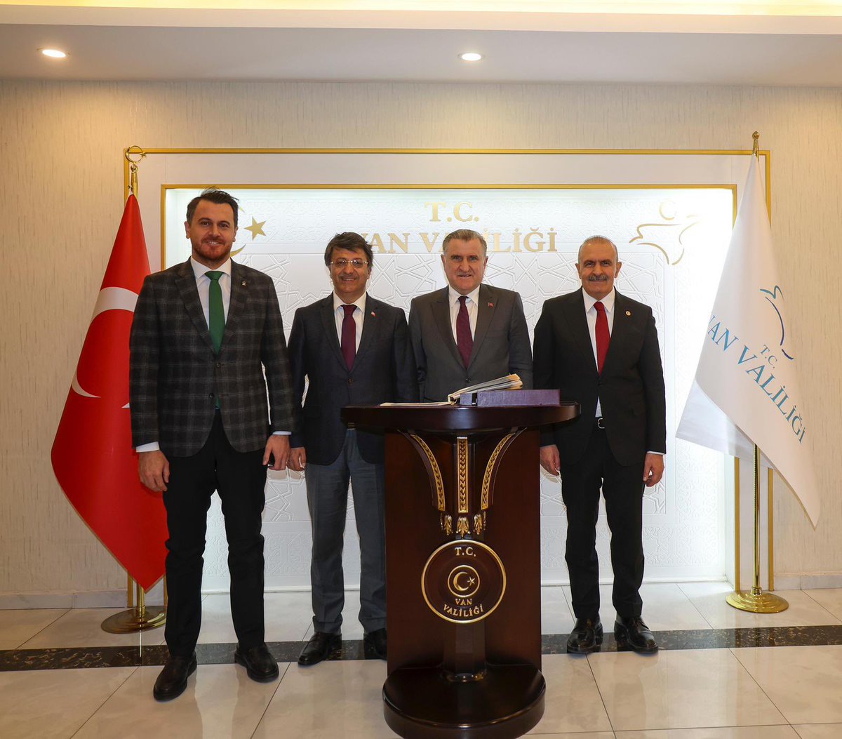 emreguray65's tweet photo. Bugün Van için güzel bir gündü! 

Gençlik ve Spor Bakanımız Sn. Osman Aşkın Bak, memleketimizin güzel çocukları ve gençleri için birbirinden güzel müjdeler verdi. 
@OA_BAK 

1️⃣ Bostaniçi Mahallesinde bulunan 2000 kişilik Çok Amaçlı Spor Salonunun Tamamlanması.

2️⃣ Kaba İnşaatı tamamlanan Buz Paten Salonunun tamamlanması

3️⃣ İlimiz genelindeki okullara ekstradan 75 adet Halı Saha yapılması

4️⃣ Gevaş İlçemize Yüzme Havuzu Yapılması (12 ilçemizde daha önceden yapmıştık)

5️⃣ Sevgi evlerinde kalan çocuklarımız için Kapalı Spor Salonunun yapılması

Ayrıca bugün açılışını yaptığımız tesislerimiz için Sayın Bakanımıza çok teşekkür ediyoruz. 

Her şey Van’ımızın güzel gençliği için…

2 ADET ÇOK AMAÇLI SPOR SALONU (SPORCU FABRİKASI) : 250.000.000,00TL

30 ADET SPOR SALONU : 600.000.000,00TL

17 ADET YARI OLİMPİK YÜZME HAVUZU : 510.000.000,00TL

13 ADET GENÇLİK MERKEZİ : 130.000.000,00TL

2 ADET NİZAMİ FUTBOL SAHASI VE 4’LÜ SOYUNMA ODASI : 15.000.000,00TL

2 ADET RAFTİNG EĞİTİM MERKEZİ VE RAFTİNG PARKURU : 20.000.000,00TL

5 ADET KAPALI HALI SAHA : 20.000.000,00TL

1 ADET 8 KULVARLI ATLETİZM PİSTİ VE 1000 KİŞİLİK TRİBÜN : 25.000.000,00TL

11 ADET AÇIK HAVA SPOR KOMPLEKSİ (Basketbol ve Voleybol ) : 44.000.000,00TL

135 ADET SENTETİK ÇİM YÜZEYLİ FUTBOL SAHASI : 205.000.000,00TL

233 ADET ÇOK AMAÇLI BASKETBOL SAHASI : 45.000.000,00TL

300 ÇİFT OKULLARA BASKETBOL POTASI ALIMI : 9.000.000,00TL

OKULLARA SPOR MALZEMESİ ALIMI : 100.000.000,00TL

GENEL TOPLAM : 1.973.000.000,00 TL

Yaparsa AK Parti yapar!!!

Teşekkürler Sayın Cumhurbaşkanım @RTErdogan 

#DurmakYokYolaDevam
